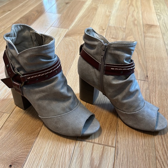 Woman’s SO Peep Toe ankle booties - Picture 3 of 10